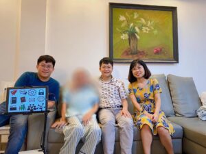 PGS.TS Lê Thanh Hà (nam, áo họa tiết) cùng các thành viên của BLife và một bệnh nhân đang dùng ứng dụng