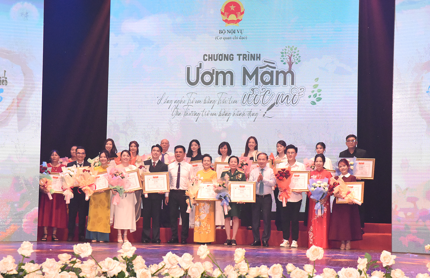 Ông Phạm Tất Thắng, Phó Trưởng Ban Tuyên giáo và Dân vận Trung ương và ông Nguyễn Lâm Thành, Phó Chủ tịch Hội đồng dân tộc của Quốc hội trao Bảng vàng tri ân cho các nhà tài trợ đồng hành cùng Chương trình
