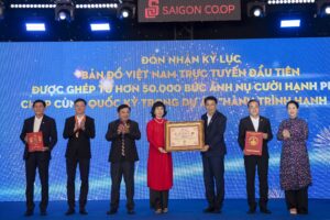 Saigon Co.op cũng được trao bằng xác lập kỷ lục “Bản đồ Việt Nam trực tuyến ghép từ 50.000 nụ cười hạnh phúc cùng Quốc kỳ”