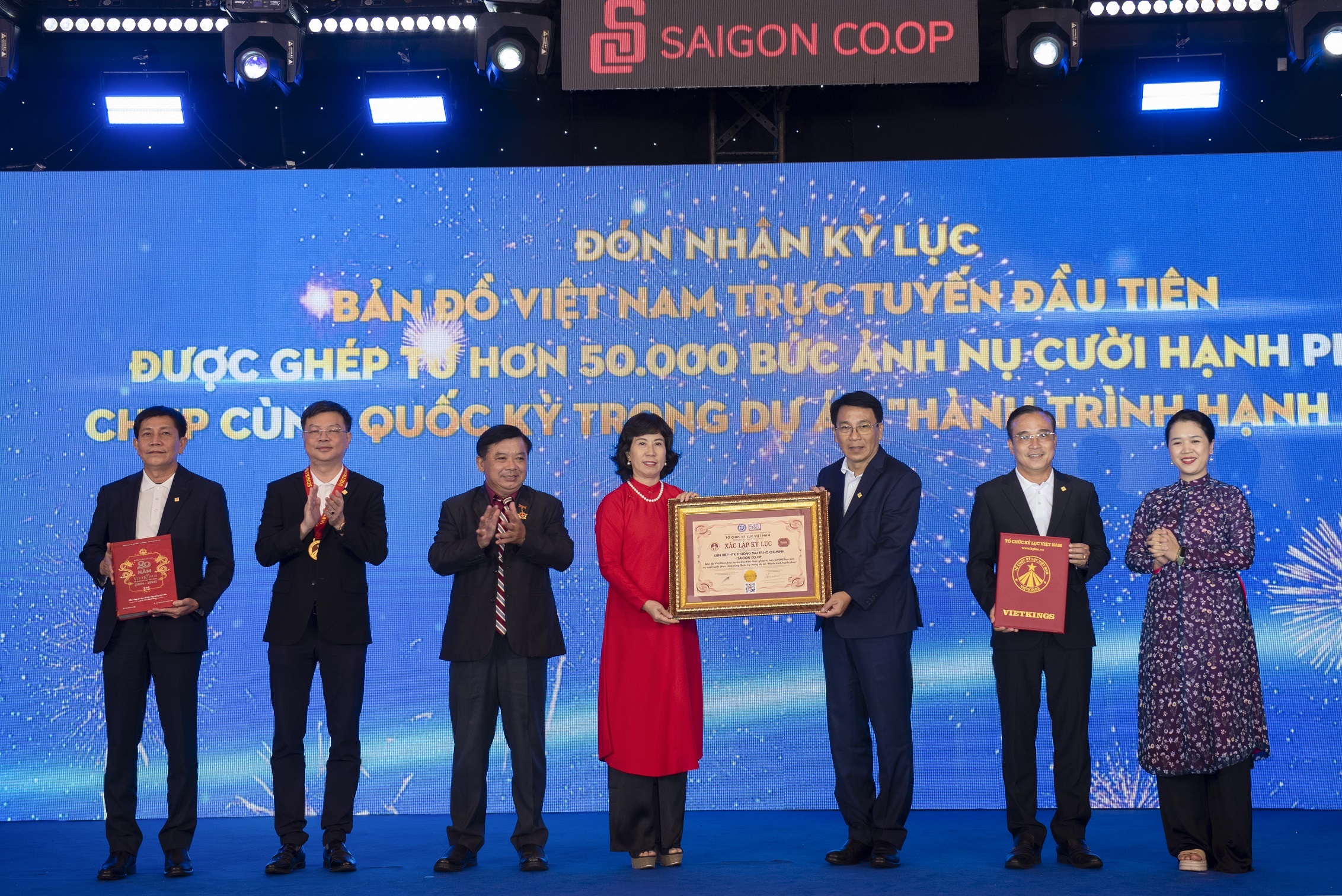 Saigon Co.op cũng được trao bằng xác lập kỷ lục “Bản đồ Việt Nam trực tuyến ghép từ 50.000 nụ cười hạnh phúc cùng Quốc kỳ”