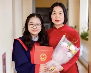 Thùy Linh cùng cô giáo Phùng Thị Thủy. Ảnh: Nhân vật cung cấp