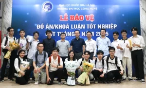 Nhóm sinh viên tốt nghiệp sớm một năm trong buổi bảo vệ đồ án tốt nghiệp, cuối tháng 5. Ảnh: VNU-UET