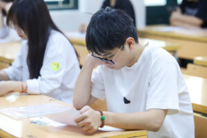 Thí sinh sẽ làm bài thi môn Ngữ văn, kỳ thi tốt nghiệp THPT năm 2025 trong 120 phút. Đáp án tham khảo sẽ được Lao Động cập nhật ngay khi hết giờ làm bài thi. Ảnh: Vân Trang