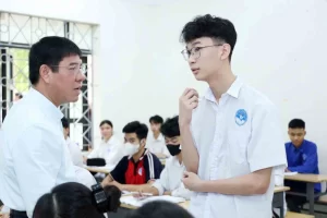 Ông Huỳnh Văn Chương, Cục trưởng Cục Quản lý chất lượng, trò chuyện với học sinh lớp 12 tỉnh Bắc Giang. ẢNH: TRẦN HIỆP
