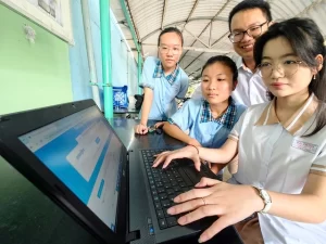 Thí sinh tra cứu điểm thi lớp 10 sáng 23.6. ẢNH: ĐÀO NGỌC THẠCH