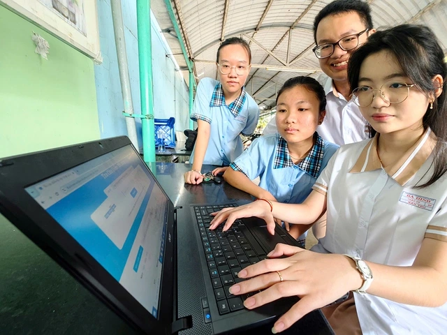 Thí sinh tra cứu điểm thi lớp 10 sáng 23.6. ẢNH: ĐÀO NGỌC THẠCH
