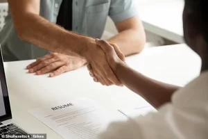 Cần điều chỉnh CV cho phù hợp với công việc bạn đang ứng tuyển để có thể đưa đúng các từ khóa và cụm từ vào đó.