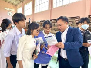 Thí sinh tìm hiểu thông tin tuyển sinh ĐH 2025 của Trường ĐH Ngân hàng TP HCM