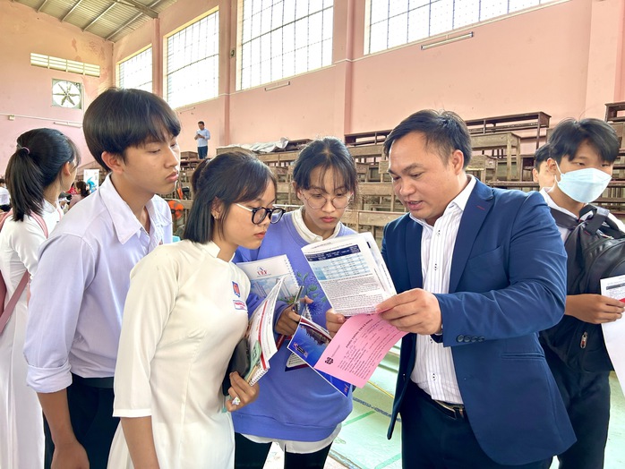 Thí sinh tìm hiểu thông tin tuyển sinh ĐH 2025 của Trường ĐH Ngân hàng TP HCM
