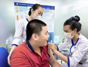 Một trẻ vị thành niên tiêm vắc xin tại VNVC. Ảnh: Diệu Thuần