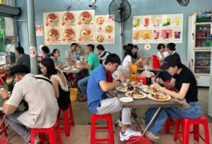 Quán lúc nào cũng nhộn nhịp khách. ẢNH: CAO AN BIÊN
