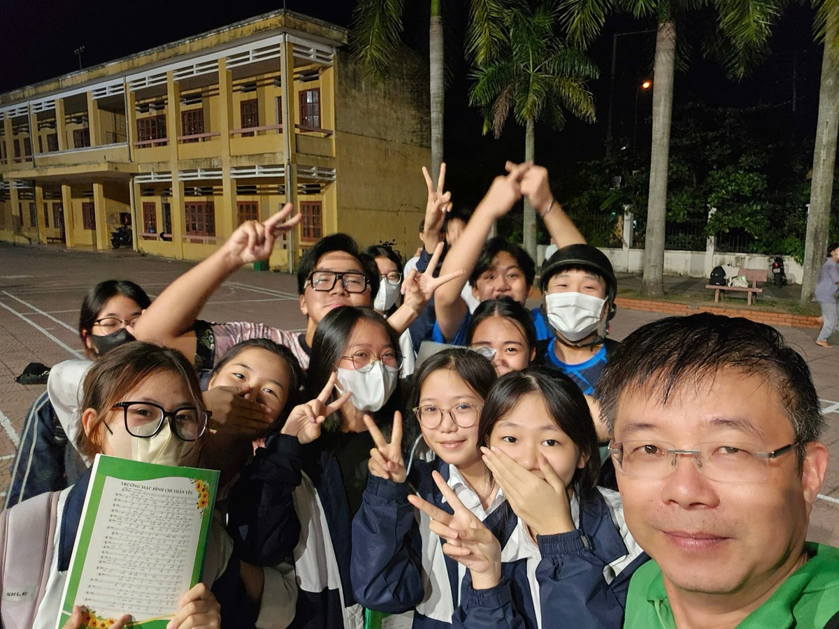Thầy giáo Nguyễn Minh Quý và các học trò. Ảnh: NVCC.