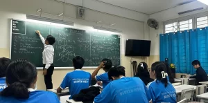 Giáo viên Phạm Lê Thanh ôn tập cho học sinh trước ngày thi tốt nghiệp THPT. ẢNH: BẢO CHÂU
