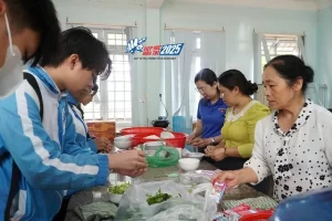 Giáo viên Trường THPT Ngô Mây tổ chức “Bữa sáng 0 đồng” cho học sinh đến ôn thi tốt nghiệp. ẢNH: ĐỨC NHẬT