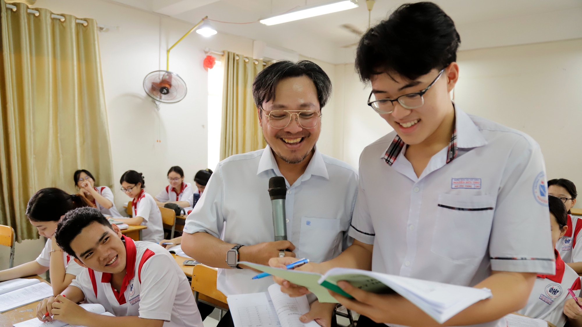 Học sinh TP.HCM đã sẵn sàng cho kỳ thi đặc biệt. Trong ảnh: một trong những tiết ôn thi cuối cùng của học sinh lớp 12A1 Trường THPT Nguyễn Hữu Thọ (Q.4, TP.HCM) - Ảnh: NHƯ HÙNG