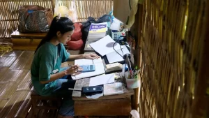 Em Tráng Thị Thu Trang, học sinh lớp 12C1 Trường THPT Việt Vinh (huyện Bắc Quang, tỉnh Hà Giang), gấp rút ôn thi trong những ngày cuối cùng - Ảnh: NGUYÊN BẢO