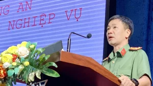 Đại diện Bộ Công an hướng dẫn cách nhận diện các thiết bị công nghệ cao tại hội nghị tập huấn công tác thanh tra, kiểm tra kỳ thi tốt nghiệp THPT năm 2025 khu vực phía Nam - Ảnh: TR.H
