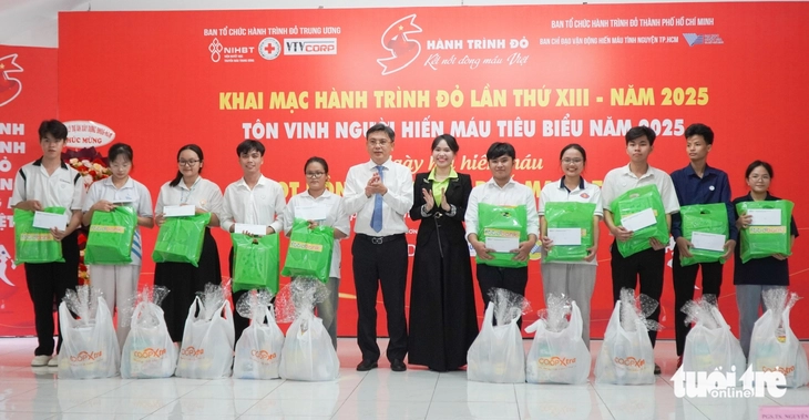 1.000 'giọt hồng' từ thành phố mang tên Bác góp vào Hành trình đỏ