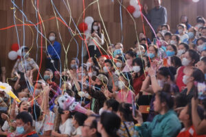 Các em nhỏ háo hức giao lưu với nghệ sĩ biểu diễn. Ảnh: C.Khánh