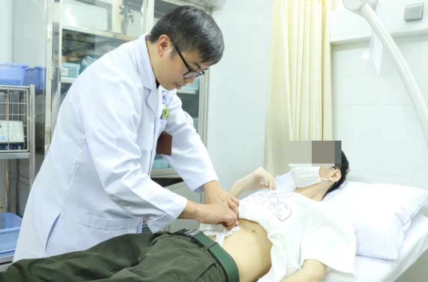 Bác sĩ khám cho bệnh nhân. Ảnh: BVCC.