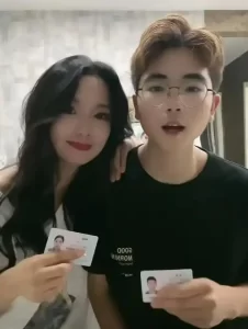 Cả hai chia sẻ giấy tờ cá nhân để chứng minh tuổi thật (Ảnh: 163).