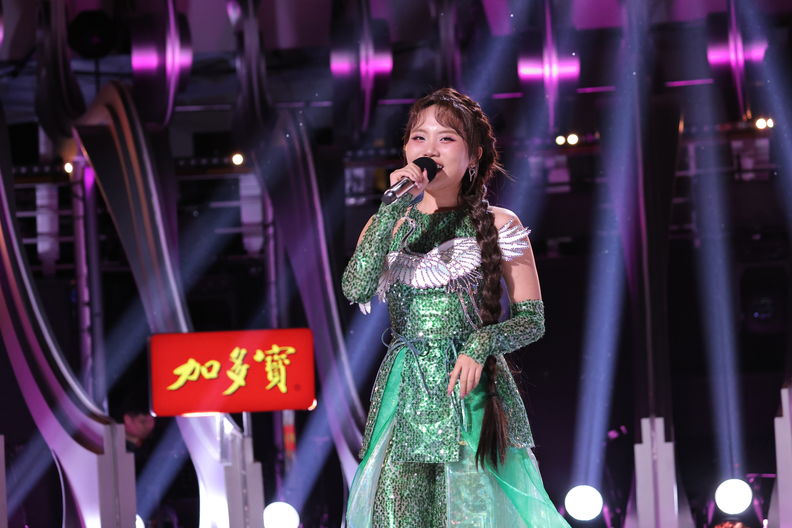 Phương Mỹ Chi gây sốt ở Sing!Asia 2025