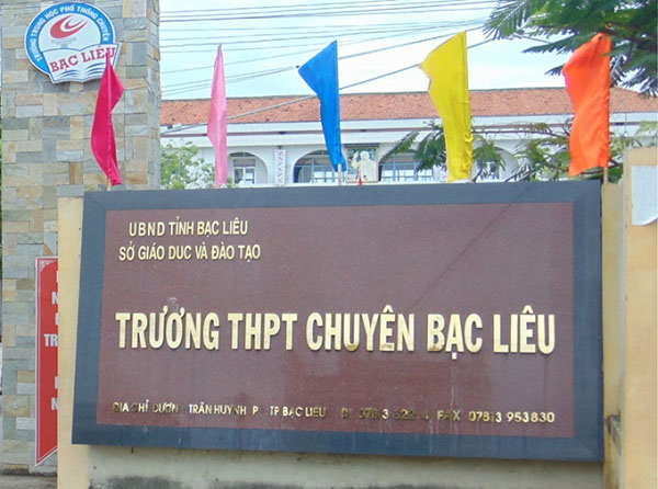 Đến thời điểm hiện nay, một tỉnh trên cả nước đã công bố điểm thi, điểm chuẩn lớp 10 năm 2025.Bạc Liêu là tỉnh đầu tiên công bố điểm thi lớp 10 năm 2025 cả nước. Sở GD-ĐT Bạc Liêu đã công bố điểm thi lớp 10 năm 2025 vào tối 3/6. Thí sinh có thể xem điểm thi được niêm yết tại các trường THPT. Đồng thời điểm chuẩn cũng đã được công bố.

Bạc Liêu là tỉnh tổ chức thi lớp 10 sớm nhất cả nước. Kỳ thi vào lớp 10 Bạc Liêu diễn ra từ ngày 22 đến ngày 24/5. Thí sinh làm bài thi 3 môn Ngữ văn, Toán, Tiếng Anh. Thí sinh đăng ký vào trường chuyên dự thi thêm môn chuyên. 

Kỳ thi tuyển sinh lớp 10 tại Bạc Liêu năm nay có hơn 7.000 thí sinh dự thi. Trong khi đó chỉ tiêu tuyển sinh của các trường khoảng hơn 6.600 em. 

Riêng Trường THPT Chuyên Bạc Liêu tuyển 315 học sinh. Gồm các lớp chuyên như: Toán, Vật lý, Hóa học, Sinh học, Tin học, Ngữ văn, Lịch sử, Địa lý và Tiếng Anh.

Sở GD-ĐT chỉ xét tuyển đối với những thí sinh đủ điều kiện tham gia thi tuyển, đã thi đủ các bài thi theo quy định, không vi phạm quy định và điểm mỗi bài thi đều phải lớn 0.

Việc xét tuyển được thực hiện từ cao xuống thấp cho đến khi đủ chỉ tiêu. Trường hợp xét đến chỉ tiêu cuối cùng, nhưng có nhiều thí sinh có điểm xét tuyển bằng nhau thì tiếp tục xét tuyển theo thứ tự ưu tiên như sau:

Có tổng điểm 3 bài thi các môn Toán, Ngữ văn và Tiếng Anh cao hơn.

Có tổng điểm trung bình các môn Toán, Ngữ văn và Tiếng Anh ở cuối năm lớp 9 cao hơn.

Có tổng điểm trung bình các môn Toán, Ngữ văn và Tiếng Anh ở cuối năm lớp 8 cao hơn.

Có tổng điểm trung bình các môn Toán, Ngữ văn và Tiếng Anh ở cuối năm lớp 7 cao hơn.

Có tổng điểm trung bình các môn Toán, Ngữ văn và Tiếng Anh ở cuối năm lớp 6 cao hơn.

Trường hợp thí sinh đủ điểm trúng tuyển theo quy định nhưng không nộp bổ sung đủ hồ sơ xét tuyển hoặc đã trúng tuyển nhưng không làm thủ tục nhập học đúng thời gian quy định, hội đồng tuyển sinh của trường báo cáo và lập tờ trình đề nghị Sở GD-ĐT cho phép tuyển bổ sung theo nguyên tắc xét tuyển các thí sinh kế tiếp có tổng điểm xét tuyển từ cao xuống thấp cho đến khi đủ chỉ tiêu.

Kỳ thi lớp 10 đang diễn ra trên cả nước. Trong 63 tỉnh/thành, có 5 tỉnh thực hiện xét tuyển là Cà Mau, Lâm Đồng, Vĩnh Long, Phú Yên, Gia Lai.

Tỉnh đầu tiên công bố điểm thi, điểm chuẩn lớp 10 năm 2025
