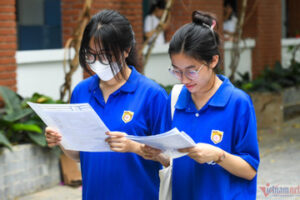 Đề thi thử tốt nghiệp THPT môn Tiếng Anh năm 2025 được Sở GD-ĐT Nam Định xây dựng để khảo sát chất lượng học sinh lớp 12 trên địa bàn. Đề thi thử tốt nghiệp THPT môn Tiếng Anh do Sở GD-ĐT Nam Định xây dựng với thời gian làm bài trong 50 phút như sau: Dưới đây là đáp án của đề thi này: Screenshot 2025 06 11 164246.png Screenshot 2025 06 11 164302.png Bộ GD-ĐT cho biết đến 17h ngày 28/4 - hạn cuối đăng ký dự thi tốt nghiệp THPT năm 2025, tổng số thí sinh đăng ký dự thi là 1.165.289; tăng 93.894 lượt đăng ký so với năm ngoái (năm 2024, tổng số thí sinh đăng ký dự thi tốt nghiệp THPT là 1.071.395). Trong đó, thí sinh lớp 12 theo học Chương trình Giáo dục phổ thông 2018 là 1.122.507 (chiếm 96,33%); thí sinh tự do là 42.782 (chiếm 3,67%). Kỳ thi tốt nghiệp THPT năm 2025 diễn ra trong 2 ngày 26/6 và 27/6. Kể từ năm 2025, các thí sinh theo học Chương trình phổ thông 2018 dự thi tốt nghiệp THPT sẽ chỉ thi 4 môn, bao gồm 2 môn thi bắt buộc (Ngữ văn, Toán) và 2 môn lựa chọn (trong số các môn còn lại được học ở lớp 12 gồm: Ngoại ngữ, Lịch sử, Vật lý, Hóa học, Sinh học, Địa lý, Giáo dục kinh tế và pháp luật, Tin học, Công nghệ. Môn Ngữ văn sẽ thi theo hình thức tự luận, làm bài trong 120 phút. Đề thi gồm 2 phần Đọc hiểu (4 điểm) và Viết (6 điểm). Các môn còn lại sẽ thi trắc nghiệm, trong đó môn Toán làm bài 90 phút, những môn còn lại làm bài trong 50 phút.