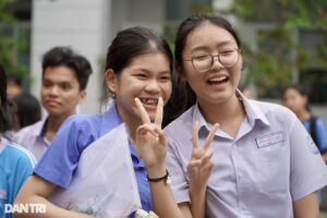 Thí sinh dự thi tuyển sinh lớp 10 năm 2025 của TPHCM tại điểm thi Trường THCS Trần Huy Liệu (Ảnh: Huyên Nguyễn).
