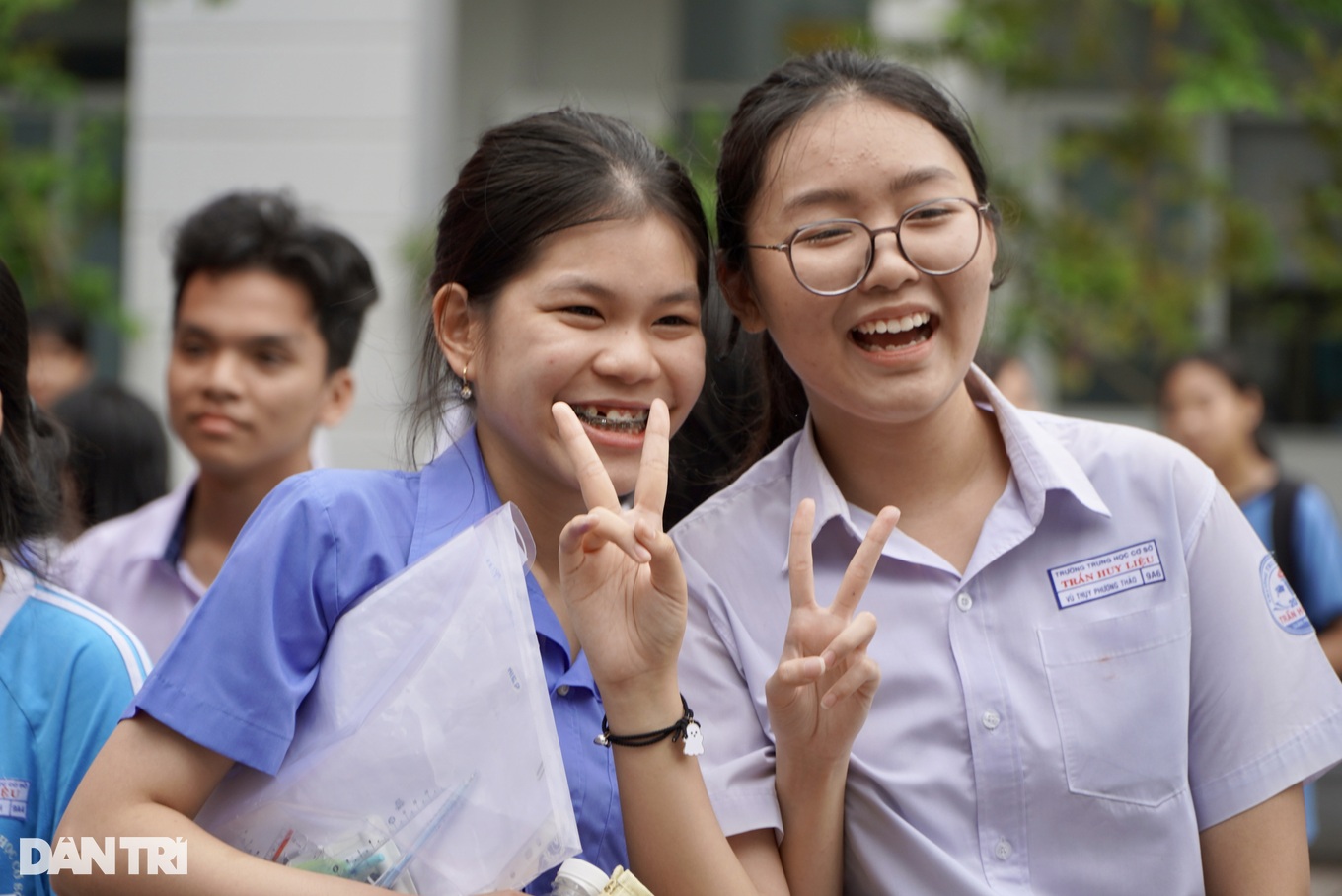 Thí sinh dự thi tuyển sinh lớp 10 năm 2025 của TPHCM tại điểm thi Trường THCS Trần Huy Liệu (Ảnh: Huyên Nguyễn).