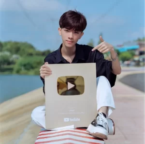 Ở tuổi 18, Long sở hữu nút vàng YouTube và trở thành trụ cột gia đình. ẢNH: NVCC