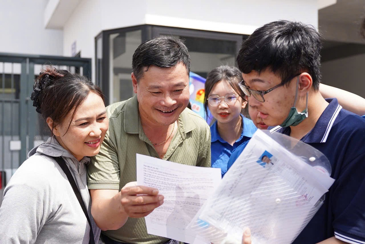 Trần Hải Nam và bố mẹ xem lại đề thi môn Ngữ văn.