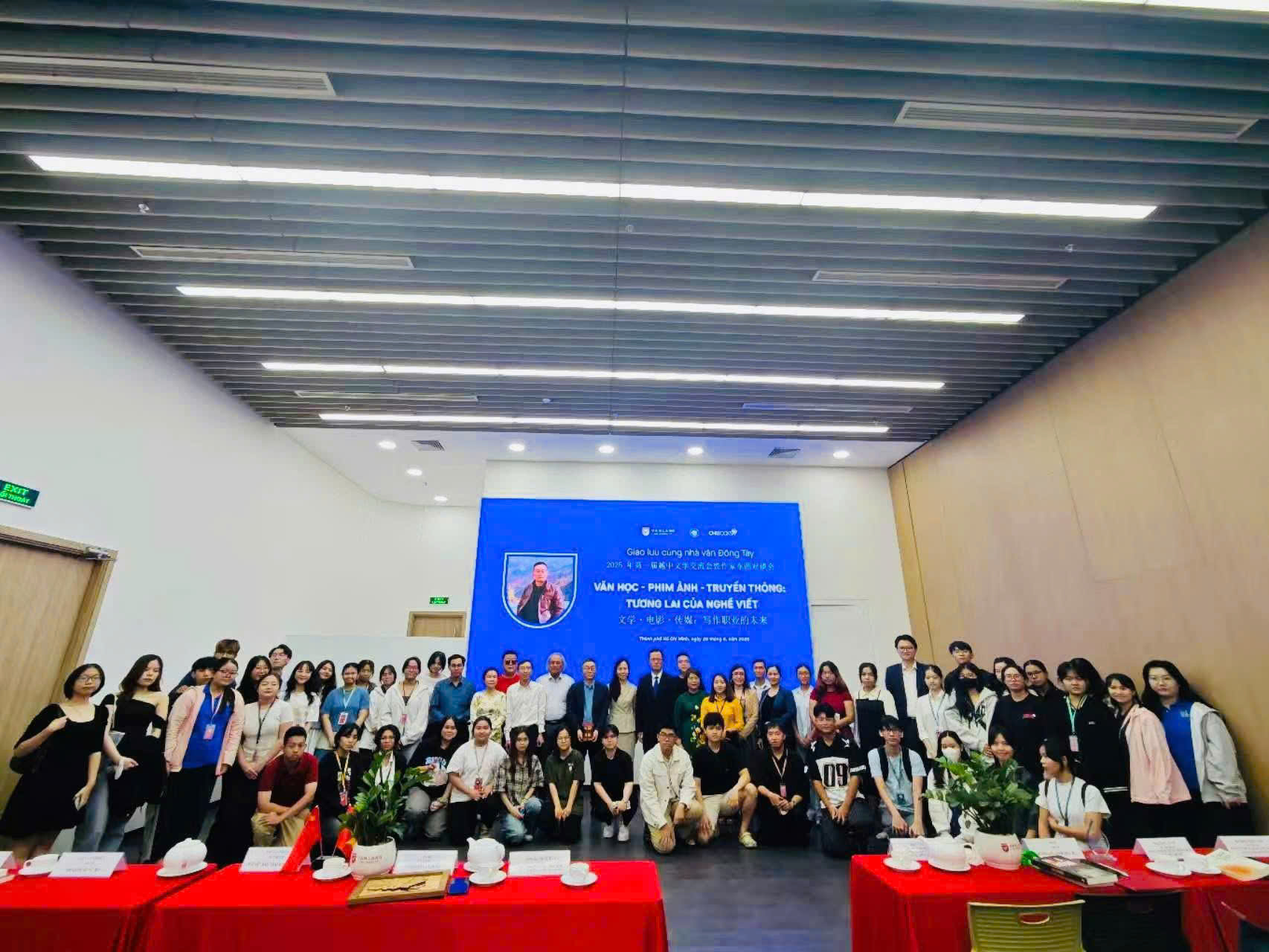 Giao lưu văn học Việt-Trung lần thứ nhất - Đối thoại với nhà văn Đông Tây