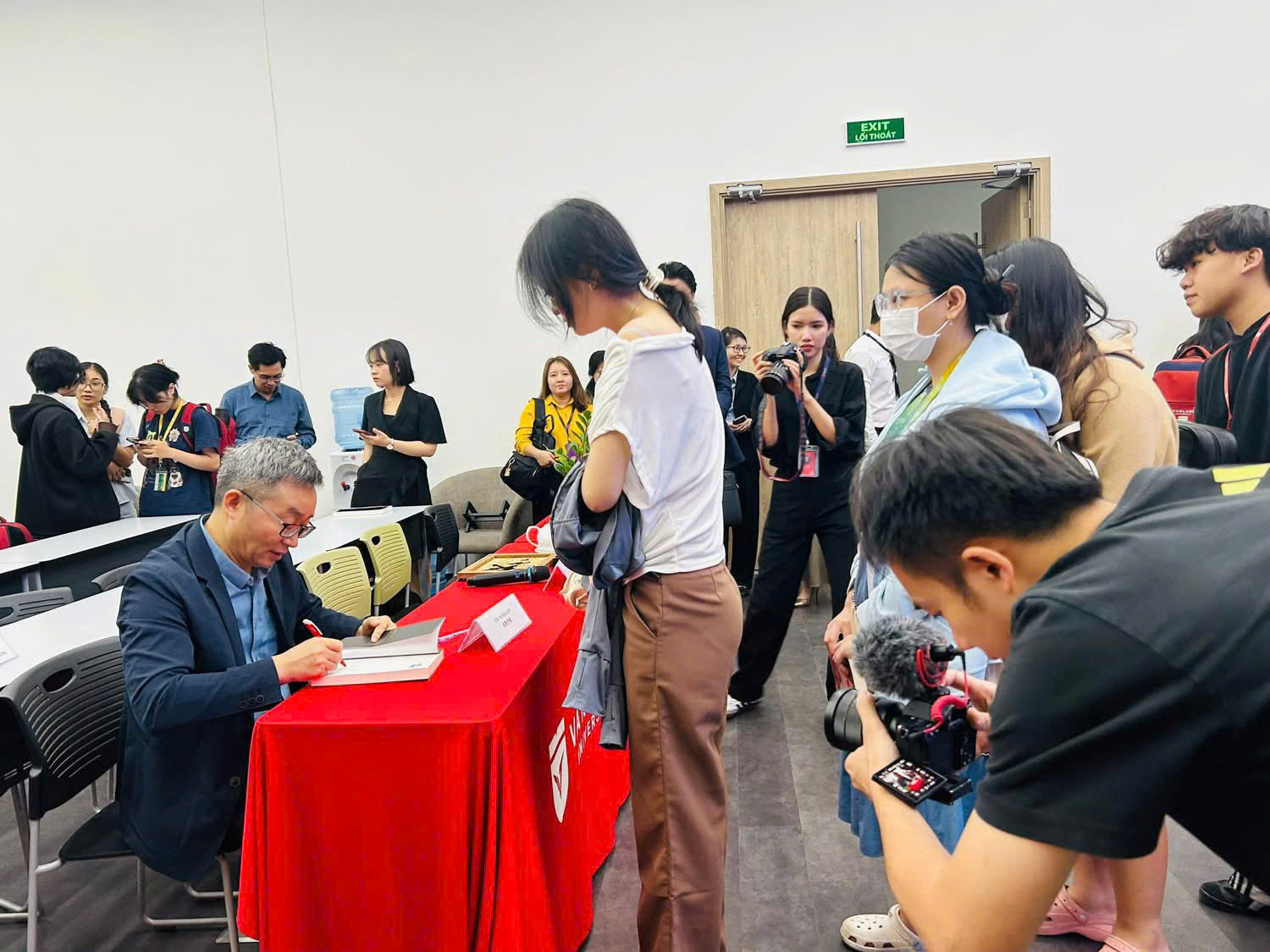 Giao lưu văn học Việt-Trung lần thứ nhất - Đối thoại với nhà văn Đông Tây Giao lưu văn học Việt-Trung lần thứ nhất - Đối thoại với nhà văn Đông Tây
