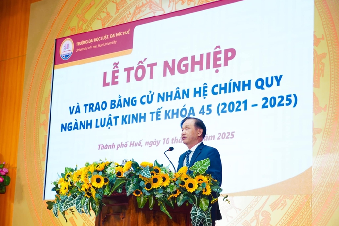 Xúc động lời nhắn của hiệu trưởng gởi sinh viên ngày lễ tốt nghiệp