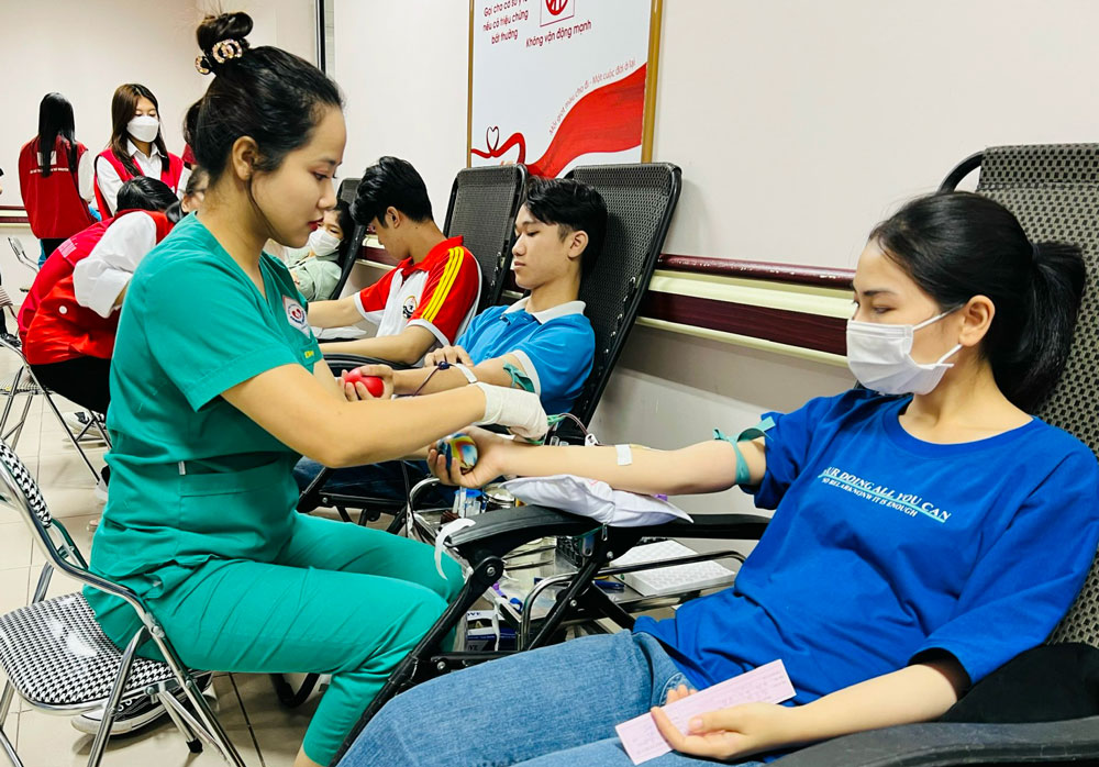 Hiến máu thường xuyên để cứu giúp người bệnh và kiểm tra sức khỏe bản thân