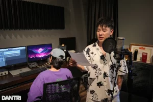 Ca sĩ Hoàng Hải tại buổi thu âm cho MV "Rực rỡ ngày mới" (Ảnh: Nguyễn Hà Nam).