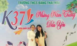 Cô Nhàn và Nhi trong lễ tốt nghiệp ở trường THCS Đặng Thai Mai, Nghệ An. Ảnh: Nhân vật cung cấp