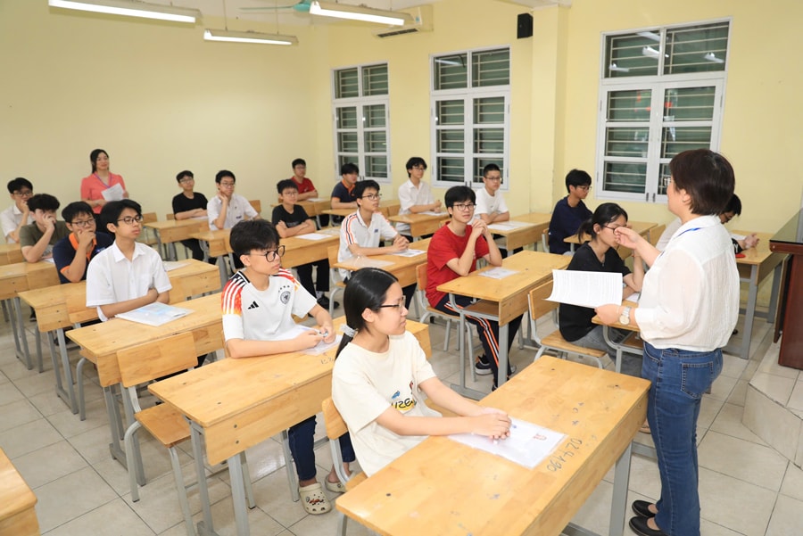 Các thí sinh tham gia kỳ thi tuyển sinh vào lớp 10 trung học phổ thông công lập năm học 2025-2026 tại Trường Trung học phổ thông Yên Hòa (quận Cầu Giấy). Ảnh: Đỗ Tâm