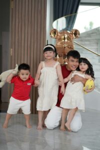 Gần đây, Lê Dương Bảo Lâm chủ yếu dành thời gian để ở nhà, phụ giúp vợ chăm sóc các con. (Ảnh: FBNV)