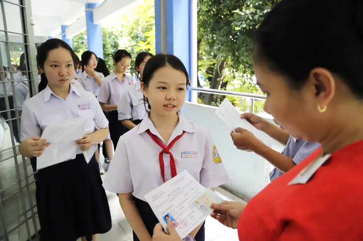 Thí sinh dự thi vào lớp 10 tại TP.HCM năm 2025 - Ảnh: NHƯ HÙNG