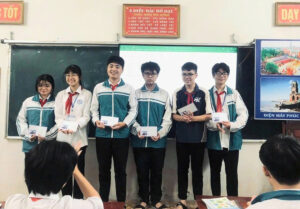 Trần Duy Phát (thứ 3 từ phải sang) và các bạn được tuyên dương tại lớp. Ảnh: NTCC.