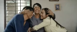  ‘Mẹ biển’ khiến nhiều người xúc động vì ai cũng hạnh phúc