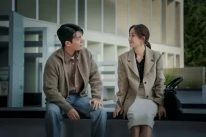 Giao tiếp rõ ràng và luôn cởi mở trong việc trao đổi ý kiến. Chia sẻ suy nghĩ và cảm xúc của mình một cách lịch sự và cụ thể để tránh hiểu lầm.