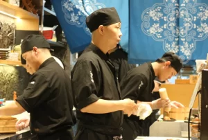 Đề xuất giảm giờ làm xuống 44 giờ đồng hồ/tuần: Lao động trẻ mừng, sếp lo?