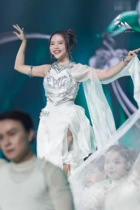 Phương Mỹ Chi gây ấn tượng trên sân khấu 'Em xinh say hi'