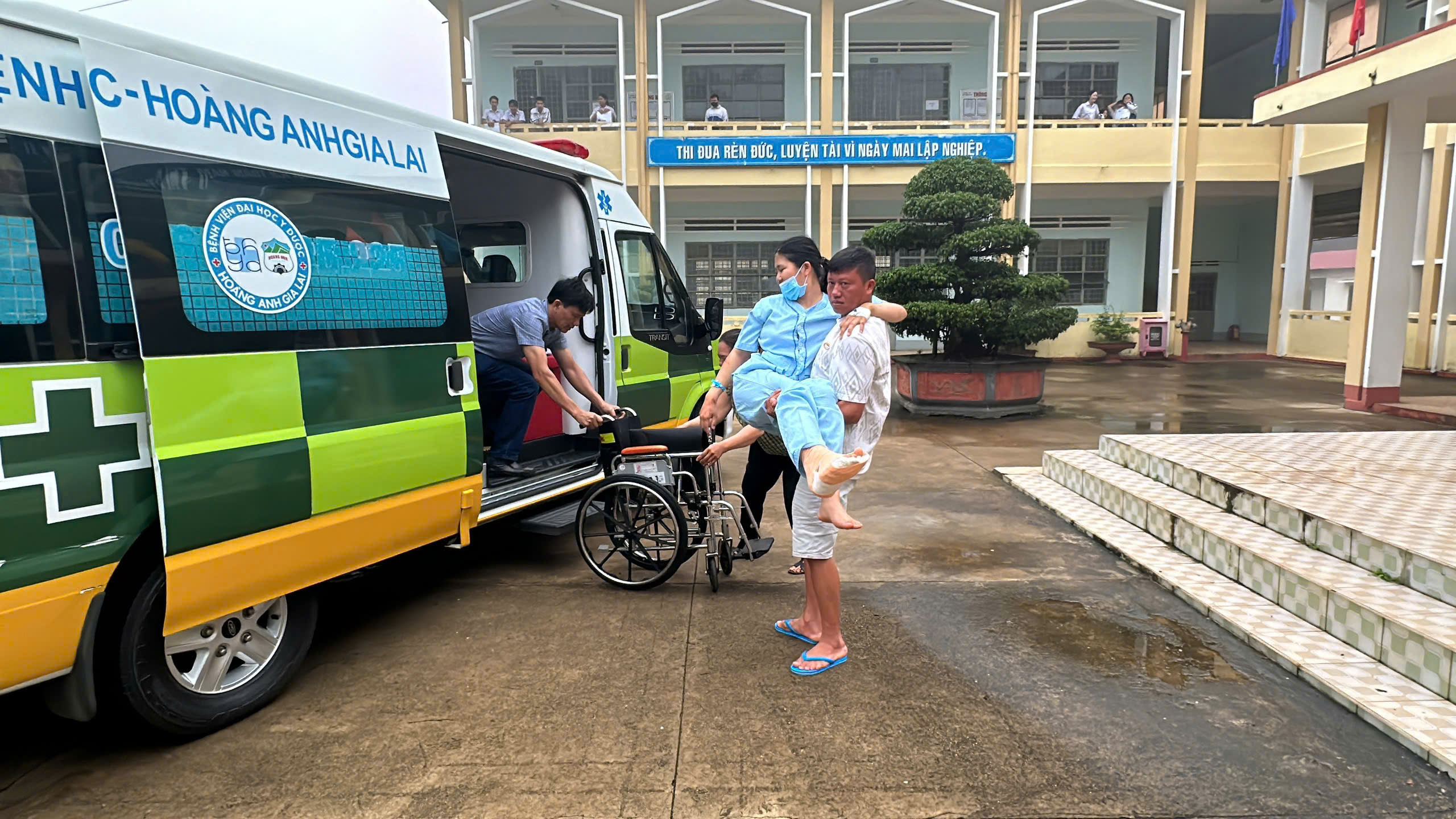Bệnh viện Hoàng Anh Gia Lai phẫu thuật khẩn cấp giúp sĩ tử kịp thi tốt nghiệp THPT Bệnh viện Hoàng Anh Gia Lai phẫu thuật khẩn cấp giúp sĩ tử kịp thi tốt nghiệp THPTCác bác sỹ đưa bé C.A đi thi - Ảnh mộc miên