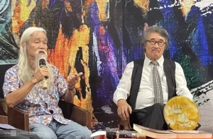 Tiến sĩ Thế Hùng (phải) và nhà phê bình văn học Phạm Xuân Nguyên tại sự kiện ra mắt hồi ký. Ảnh: Phương Linh
