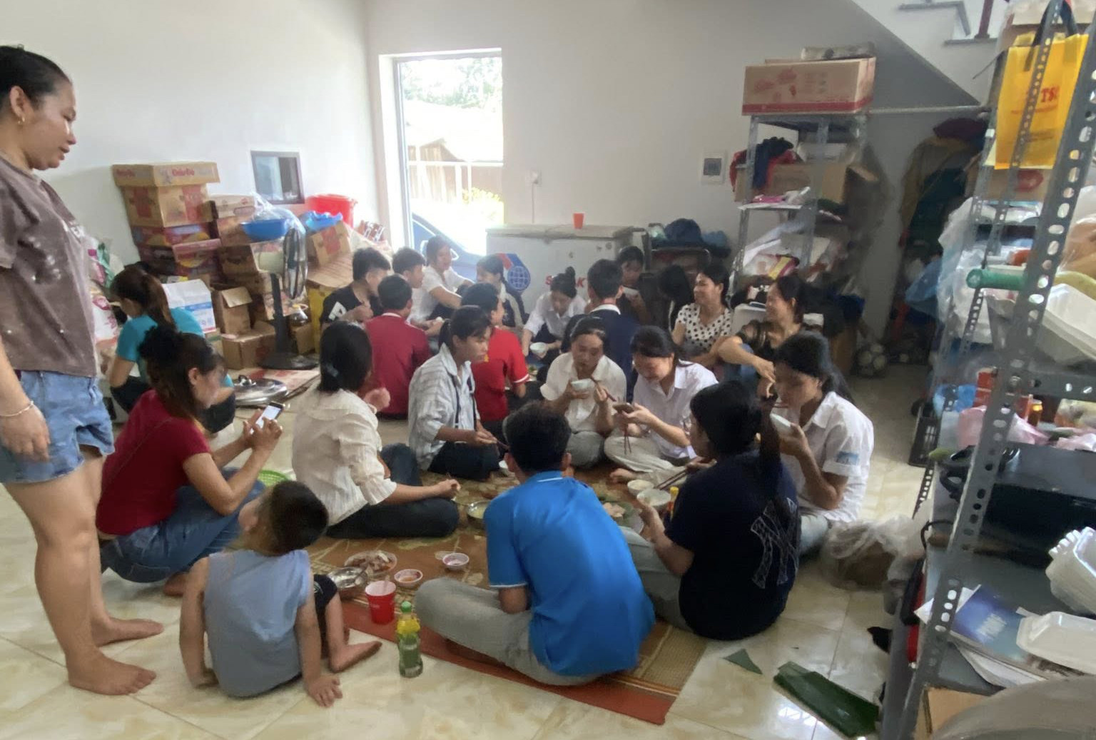 Các sĩ tử và phụ huynh được gia đình anh Hà nấu cơm trưa và bố trí nghỉ miễn phí. Ảnh: NVCC