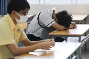 Một thí sinh mệt mỏi trước buổi thi tốt nghiệp THPT ngày 7/7/2021, tại TP HCM. Ảnh: Quỳnh Trần